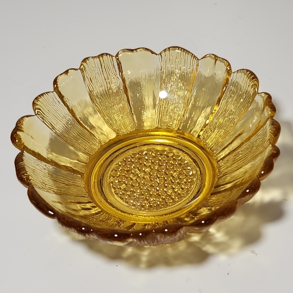 Vintage Amber Glass Sunflower Nut Dish / Bowl - Picture 1 of 4